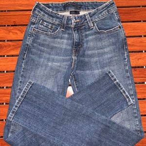Levi’s Mid Rise Skinny jeans.Size 4 Med/Dark denim